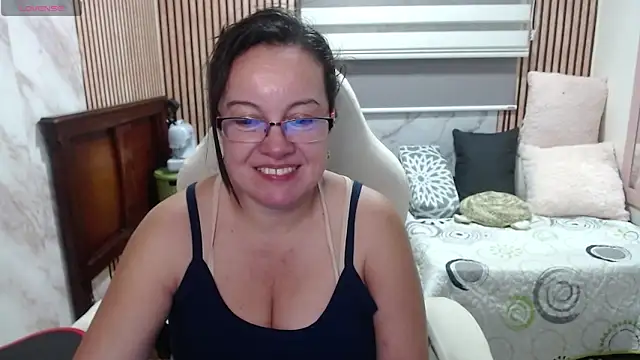 Snapshot of Sonialorens_ chatting on 7, 6, 2026 Sonialorens online show from 7, 6, 2026