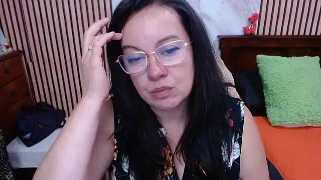 Sonialorens  online show from 17, 10, 2025