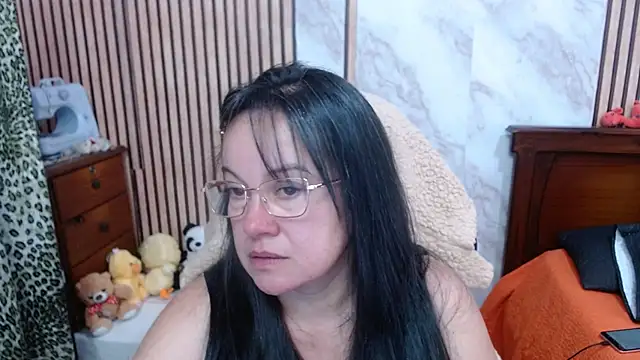 Sonialorens  online show from 2, 10, 2025