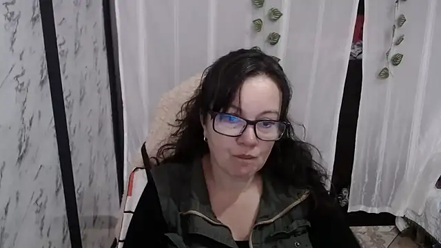 Sonialorens  online show from 5, 3, 2025
