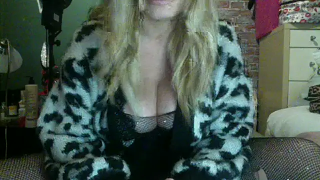 Snapshot of Lisavontease chatting on 11, 11, 2025 Lisavontease online show from 11, 11, 2025