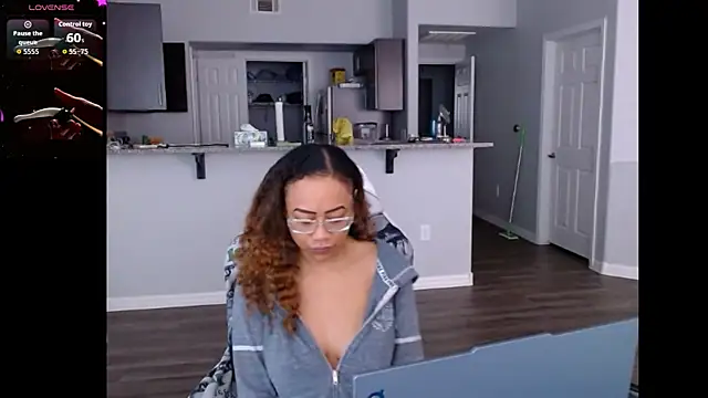 Snapshot of RylHoneyy chatting on 17, 6, 2026 RylHoneyy online show from 17, 6, 2026