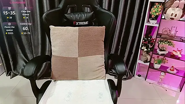 Snapshot of Yuki-yio chatting on 13, 11, 2025 Yuki-yio online show from 13, 11, 2025