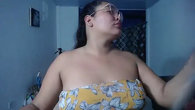 Snapshot of sirena_15 chatting on 3, 10, 2025 sirena 15 online show from 3, 10, 2025