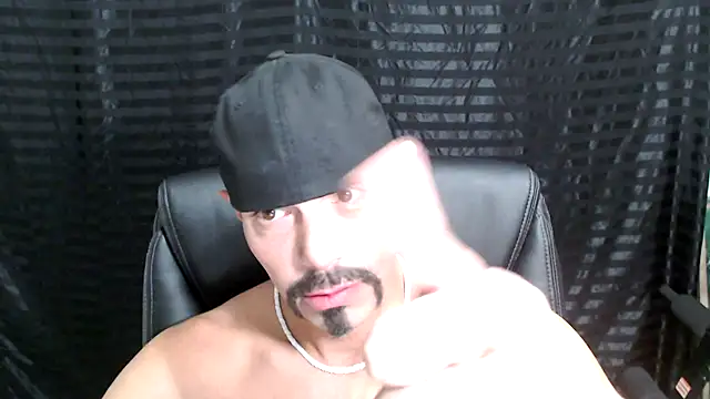 Snapshot of ThickD2C chatting on 4, 1, 2025 ThickD2C online show from 4, 1, 2025