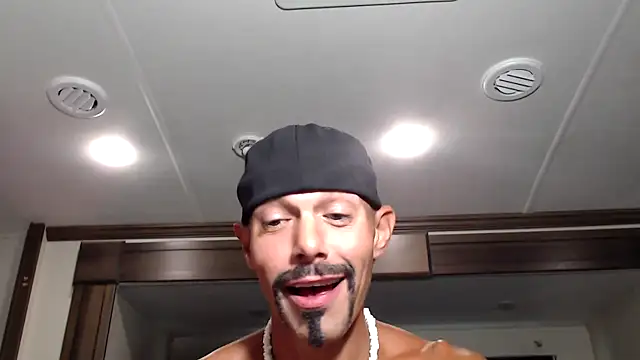 Snapshot of ThickD2C chatting on 5, 10, 2025 ThickD2C online show from 5, 10, 2025