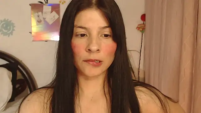 Snapshot of Estefani_32 chatting on 7, 10, 2025 Estefani 32 online show from 7, 10, 2025