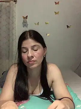 Estefani 32 online show from 4, 6, 2026