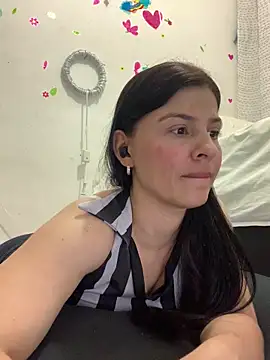 Estefani 32 online show from 8, 4, 2026