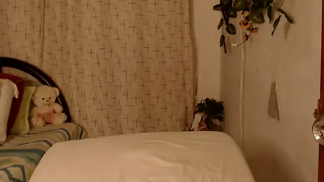 Snapshot of Estefani_32 chatting on 26, 10, 2025 Estefani 32 online show from 26, 10, 2025