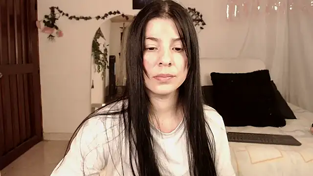 Snapshot of Estefani_32 chatting on 1, 12, 2025 Estefani 32 online show from 1, 12, 2025