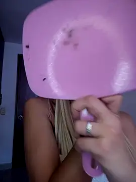 Snapshot of DulceLenns chatting on 2, 11, 2025 DulceLenns online show from 2, 11, 2025