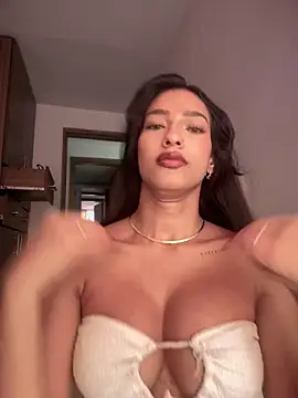 Snapshot of DulceLenns chatting on 12, 11, 2025 DulceLenns online show from 12, 11, 2025