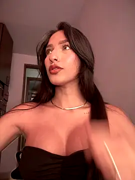 Snapshot of DulceLenns chatting on 21, 11, 2025 DulceLenns online show from 21, 11, 2025