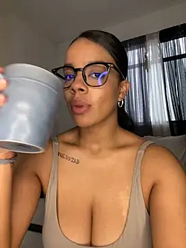 Snapshot of trianawhite chatting on 21, 7, 2026 trianawhite online show from 21, 7, 2026
