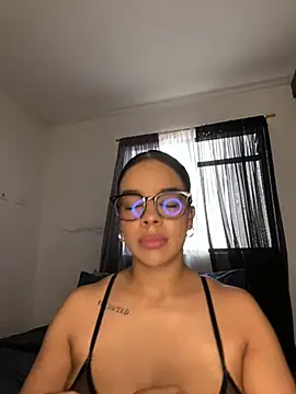 Snapshot of trianawhite chatting on 4, 8, 2026 trianawhite online show from 4, 8, 2026