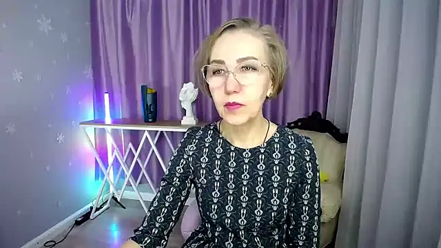 queen a n i online show from 6, 10, 2025