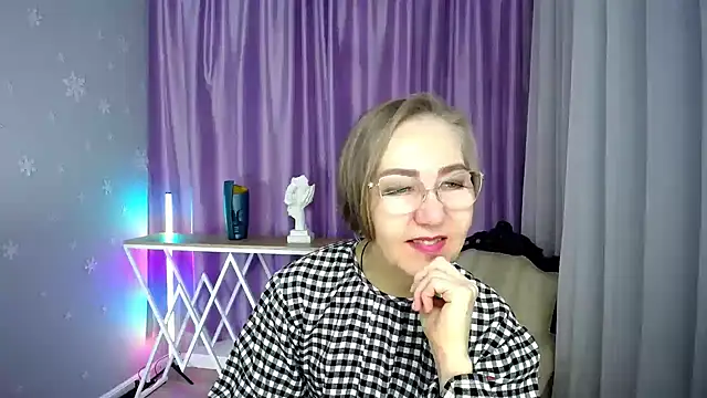 queen a n i online show from 7, 10, 2025