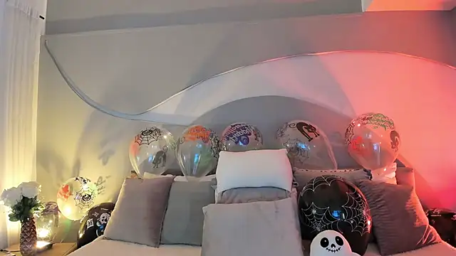 Nicolle W online show from 16, 10, 2025