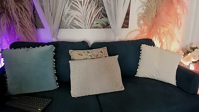 Nicolle W online show from 17, 4, 2026