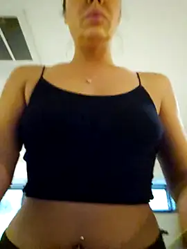 Snapshot of RebeccaXO_ chatting on 28, 4, 2026 RebeccaXO online show from 28, 4, 2026