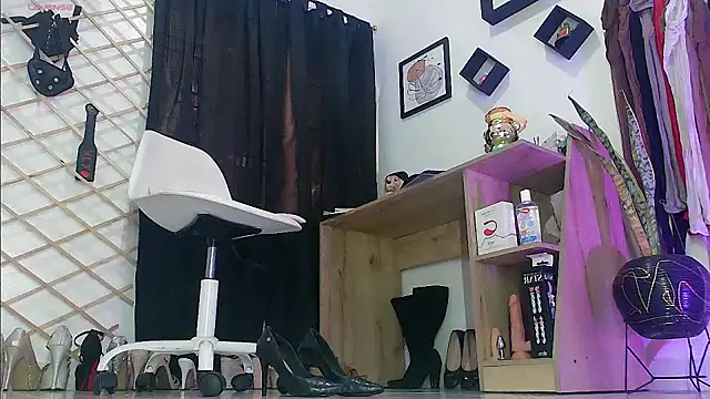 myla sarah online show from 18, 4, 2026