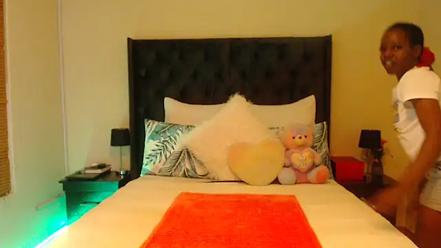 Snapshot of Sexynaughty_Gal chatting on 24, 12, 2024 Sexynaughty Gal online show from 24, 12, 2024