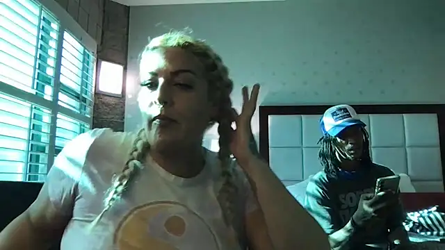 Snapshot of ShineyQuinn chatting on 17, 6, 2026 ShineyQuinn online show from 17, 6, 2026