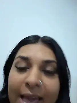 layla amin online show from 2, 11, 2025