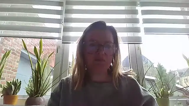 Snapshot of LiquidLeonie chatting on 2, 4, 2026 LiquidLeonie online show from 2, 4, 2026