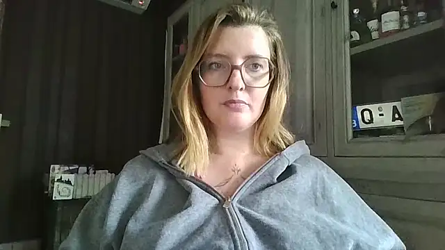 Snapshot of LiquidLeonie chatting on 6, 4, 2026 LiquidLeonie online show from 6, 4, 2026