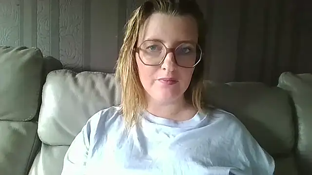 Snapshot of LiquidLeonie chatting on 5, 4, 2026 LiquidLeonie online show from 5, 4, 2026