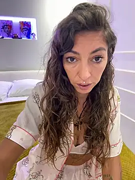 Snapshot of amanilouve chatting on 4, 6, 2026 amanilouve online show from 4, 6, 2026