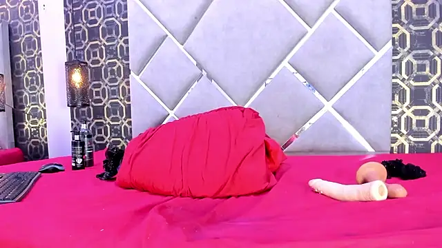 Anaa Foxx  online show from 13, 12, 2025