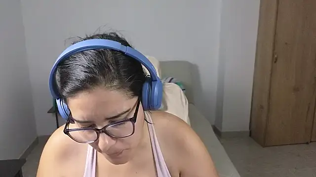 Snapshot of blue__moon_ chatting on 5, 7, 2026 blue moon online show from 5, 7, 2026