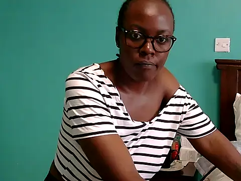 Snapshot of Laurettah chatting on 7, 5, 2026 Laurettah online show from 7, 5, 2026