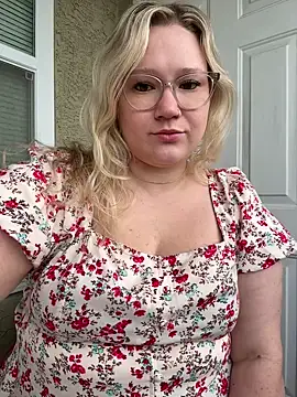 PiggyRose online show from 24, 7, 2026