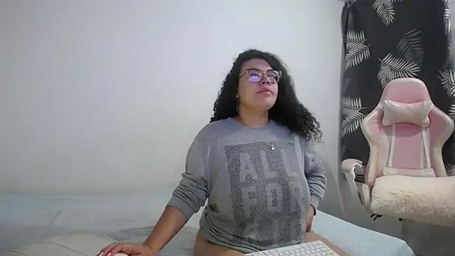 Snapshot of mabigomez00 chatting on 21, 11, 2025 mabigomez00 online show from 21, 11, 2025