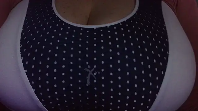 Snapshot of AnnyelinnaLove chatting on 9, 11, 2025 AnnyelinnaLove online show from 9, 11, 2025