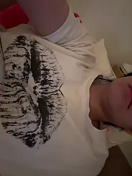 Prettylilgirll online show from 15, 4, 2026