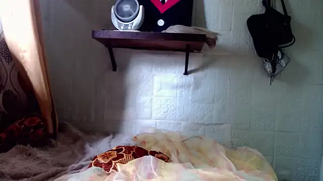 Snapshot of alondra_marie23 chatting on 21, 10, 2025 alondra marie23 online show from 21, 10, 2025