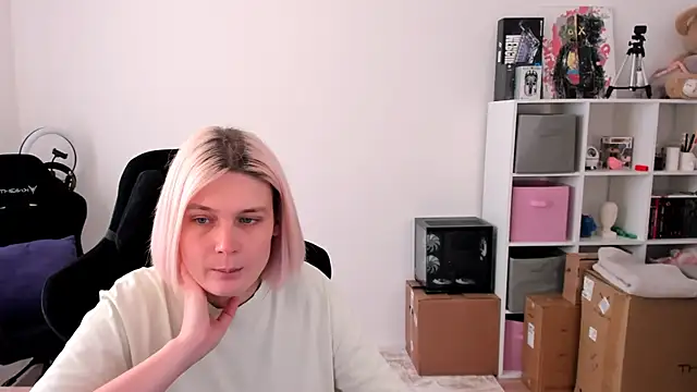 Snapshot of hotblonds chatting on 14, 11, 2025 hotblonds online show from 14, 11, 2025