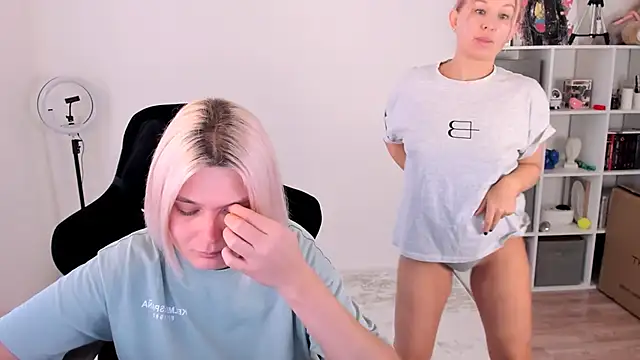 Snapshot of hotblonds chatting on 8, 11, 2025 hotblonds online show from 8, 11, 2025