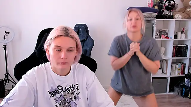 Snapshot of hotblonds chatting on 19, 10, 2025 hotblonds online show from 19, 10, 2025