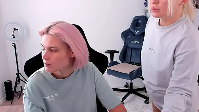 Snapshot of hotblonds chatting on 11, 10, 2025 hotblonds online show from 11, 10, 2025