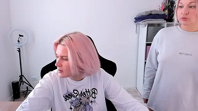 Snapshot of hotblonds chatting on 18, 10, 2025 hotblonds online show from 18, 10, 2025