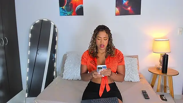 Snapshot of SarahCinnamon- chatting on 7, 10, 2025 SarahCinnamon- online show from 7, 10, 2025