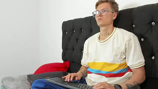 A sexy couple   online show from 5, 10, 2025