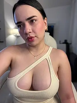 Snapshot of GeorginaJones chatting on 2, 2, 2025 GeorginaJones online show from 2, 2, 2025