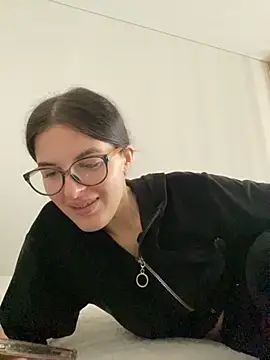 Snapshot of little_belucci chatting on 19, 11, 2025 little belucci online show from 19, 11, 2025